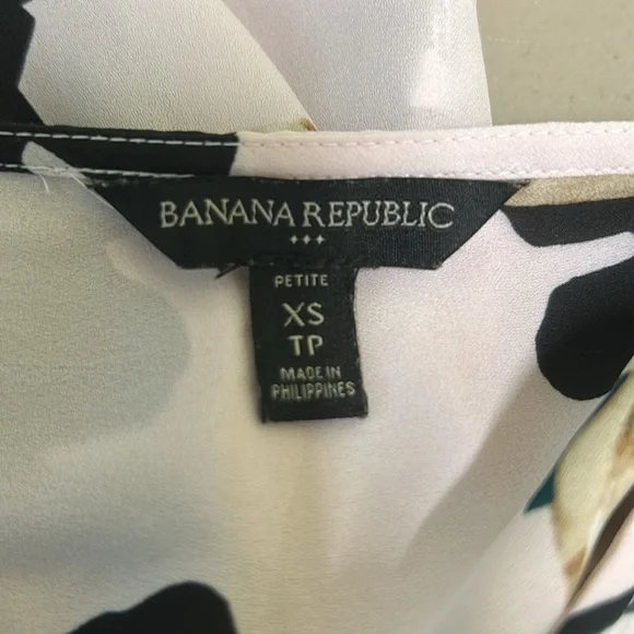 Banana Republic Factory Pleated Bell Sleeve Floral Blouse XS Petite - Picture 2 of 5